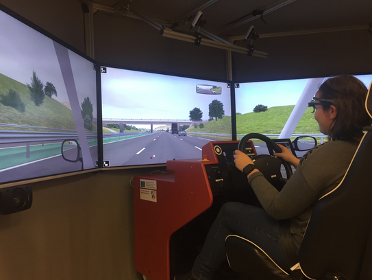 Verschusperson im Fahrsimulator
