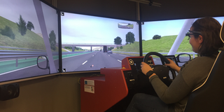 Verschusperson im Fahrsimulator
