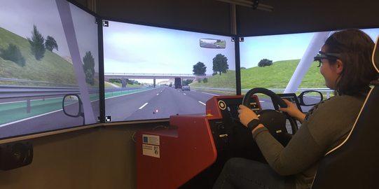 Verschusperson im Fahrsimulator