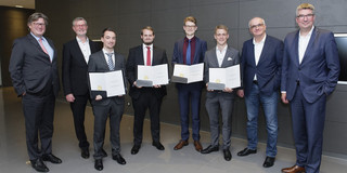 Preisträger mit Urkunden