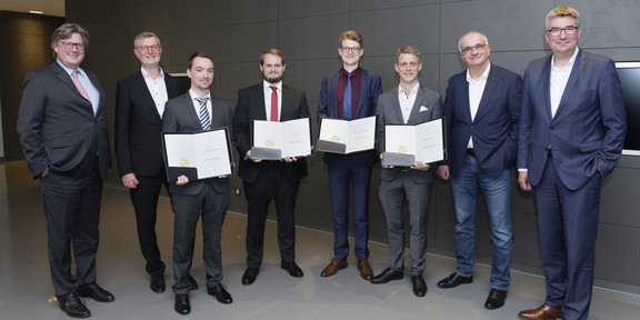 Preisträger mit Urkunden
