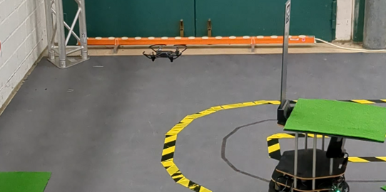 Drohne fliegt neben Turtlebot