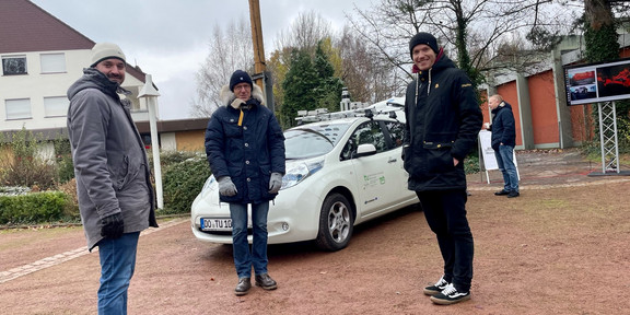 Nissan Leaf mit interessierten Besuchern sowie Herrn Prof. Bertram und Herrn Albers