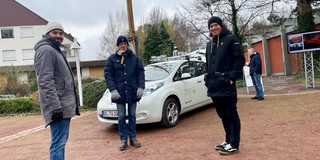 Nissan Leaf mit interessierten Besuchern sowie Herrn Prof. Bertram und Herrn Albers