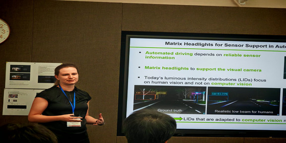 Wissenschaftlerin hält einen Vortrag