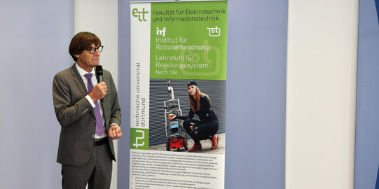 Prof. Bertram vor RST Aufsteller
