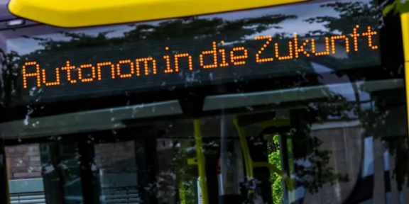 Bus mit "Fahrziel Autonom in die Zukunft"