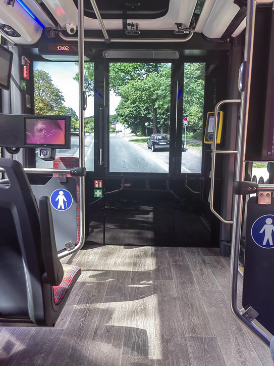 Monitore im Bus zeigen den Fahrgästen die Straße vor dem Bus