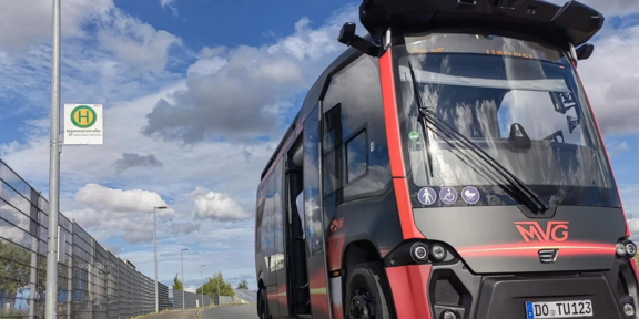 Shuttlebus an Haltestelle