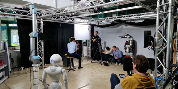Filmcrew bei der arbeiten an den Cobots