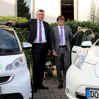 Prof. Bertram und Herr Ehrich mit Nissan Leaf und Smart
