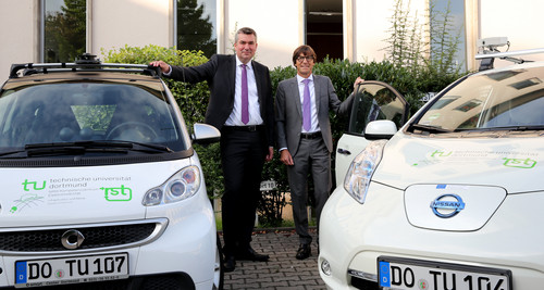 Prof. Bertram und Herr Ehrich mit Nissan Leaf und Smart