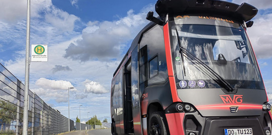 EShuttle an Bushaltestelle
