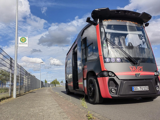 EShuttle an Bushaltestelle