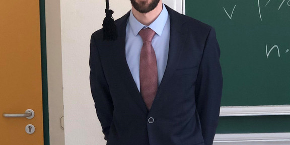Herr Oeljeklaus mit Doktorhut