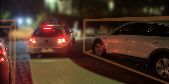 Fahrzeug parkt automatisiert ein