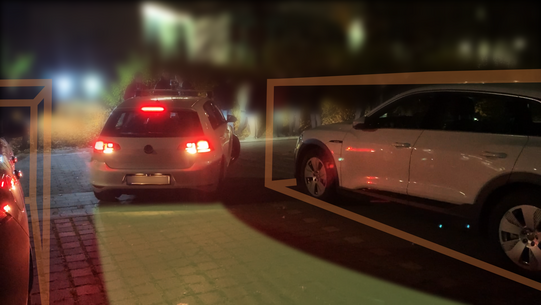 Fahrzeug parkt automatisiert ein