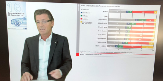 Prof. Bertram hält einen Onlinevortrag