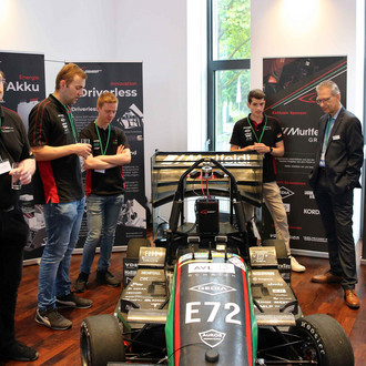 Personen stehen um den Rannwagen von GET-Raceing
