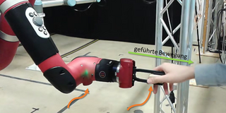 Hand nimmt Gegenstand von Roboter an