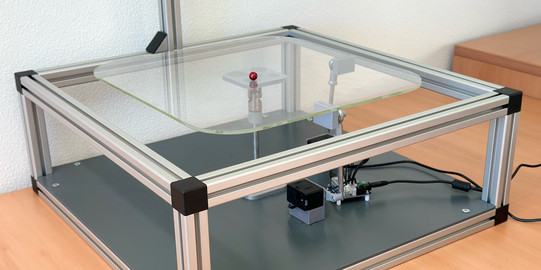 Ball on Palte Demonstrator steht auf Tisch
