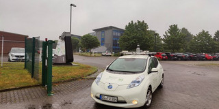 Nissan Leaf biegt in eine Zufahrt ab