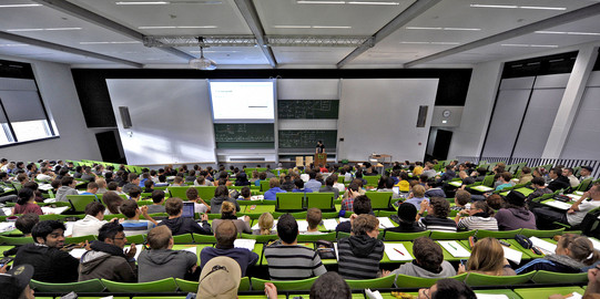 Studierende sitzen in einer Vorlesung im Seminargebäude Campus Nord.
